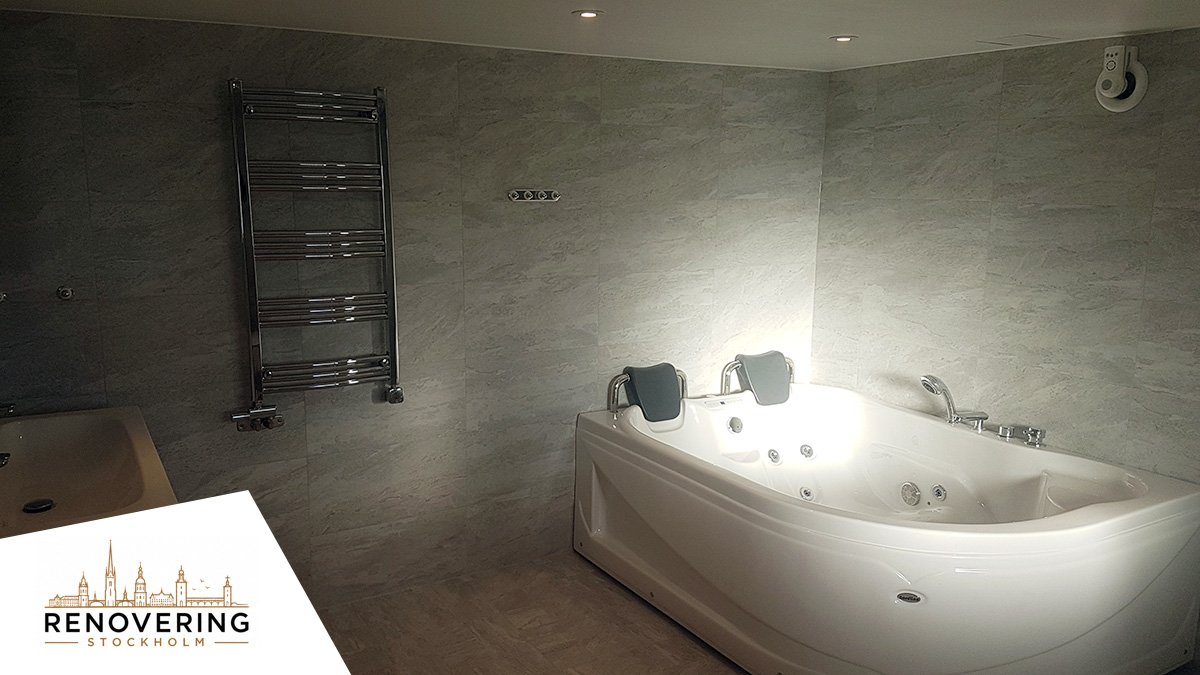 Plattsättare har monterat stora kakelplattor i badrum under renovering i Stockholm