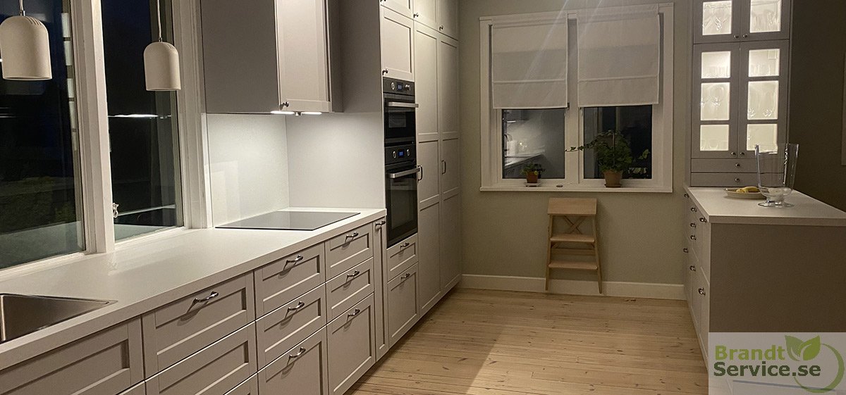 Installation av Ikea‑kök Stockholm – stommar och luckor monterade